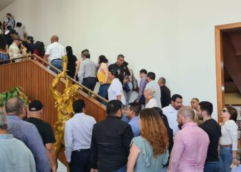 Al grito de ¡fuera Rocha!, universitarios alzan la voz en el Congreso ante la violación flagrante a la autonomía que pretenden los diputados al reformar la Ley Orgánica de la UAS, a espaldas de la comunidad rosalina