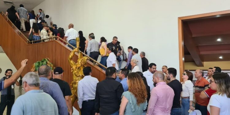 Al grito de ¡fuera Rocha!, universitarios alzan la voz en el Congreso ante la violación flagrante a la autonomía que pretenden los diputados al reformar la Ley Orgánica de la UAS, a espaldas de la comunidad rosalina