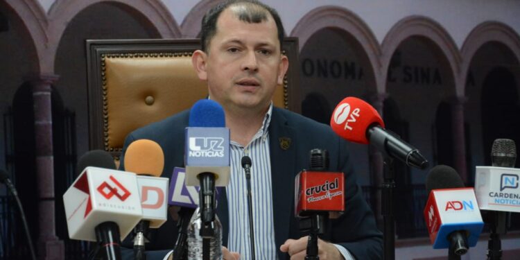 El Gobernador debería de estar inaugurando aulas, techumbres, canchas y gimnasios en la UAS; es el llamado aparejado a la resolución del conflicto, señala Robespierre Lizárraga