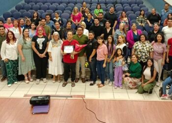 Entregan reconocimiento al profesor universitario César Alberto Domínguez, en el marco del Día Internacional del Orgullo LGBT