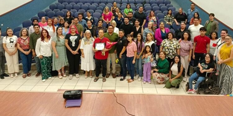 Entregan reconocimiento al profesor universitario César Alberto Domínguez, en el marco del Día Internacional del Orgullo LGBT