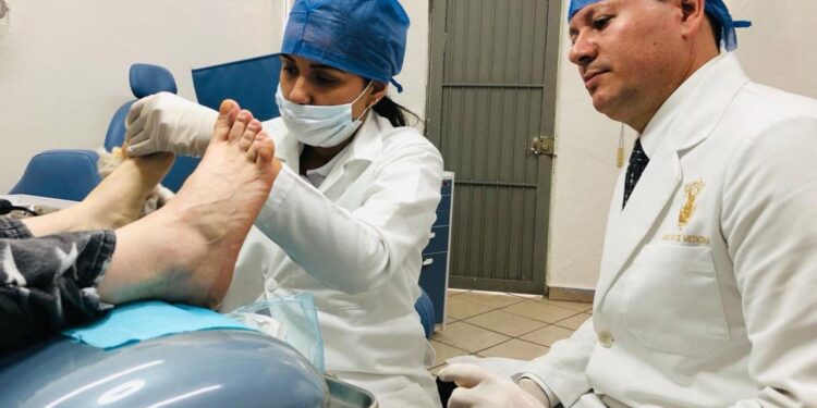 Es necesario crear en la población la prevención en el cuidado de los pies, por ello la UAS ofrece los servicios de su Clínica Podológica