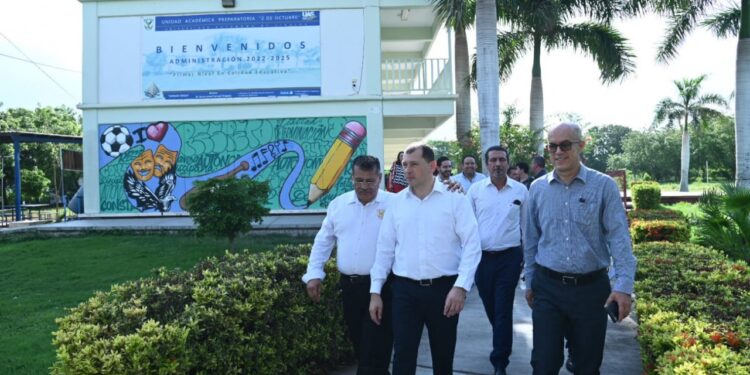 Refrendando que el bachillerato de la UAS es el mejor del noroeste del país, se reúne Robespierre Lizárraga con padres de familia de la Preparatoria 2 de Octubre de Culiacancito