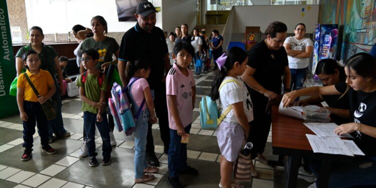 Entregan reconocimiento al profesor universitario César Alberto Domínguez, en el marco del Día Internacional del Orgullo LGBT