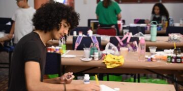 Entregan reconocimiento al profesor universitario César Alberto Domínguez, en el marco del Día Internacional del Orgullo LGBT