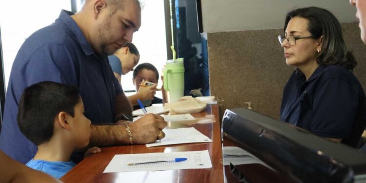 Egresado de la Facultad de Ciencias Físico Matemáticas de la UAS brinda charla sobre Particiones cíclicas por intervalos y la transformada de Markov