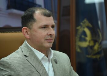En nada abonan las desafortunadas expresiones del Gobernador sobre el atentado contra Arnoldo Valle; son terribles y graves, advierte Robespierre Lizárraga