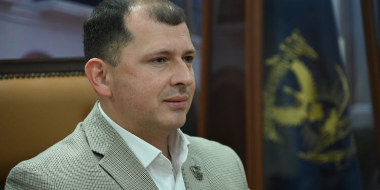 En nada abonan las desafortunadas expresiones del Gobernador sobre el atentado contra Arnoldo Valle; son terribles y graves, advierte Robespierre Lizárraga