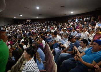 Los universitarios se mantienen en pie de lucha en el Congreso del Estado a pesar de que los diputados prorrogaron por tiempo indefinido su intentona de aprobar reformas a la Ley Orgánica de la UAS