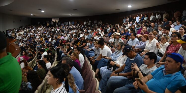 Los universitarios se mantienen en pie de lucha en el Congreso del Estado a pesar de que los diputados prorrogaron por tiempo indefinido su intentona de aprobar reformas a la Ley Orgánica de la UAS