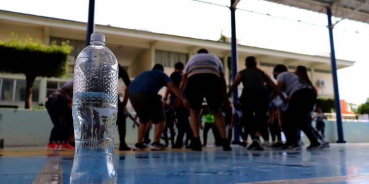 Ante los días calurosos que se viven en la región, es necesaria una buena hidratación para evitar complicaciones como un golpe de calor