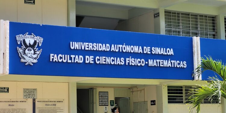 Jóvenes graduados de la Facultad de Derecho Culiacán, le hacen un llamado enérgico al Gobierno del Estado y le solicitan respeto a la Autonomía de la Universidad que tanto ha costado construir