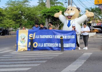 Jóvenes graduados de la Facultad de Derecho Culiacán, le hacen un llamado enérgico al Gobierno del Estado y le solicitan respeto a la Autonomía de la Universidad que tanto ha costado construir