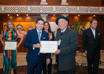 Entregan reconocimiento al profesor universitario César Alberto Domínguez, en el marco del Día Internacional del Orgullo LGBT