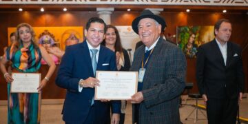 Entregan reconocimiento al profesor universitario César Alberto Domínguez, en el marco del Día Internacional del Orgullo LGBT