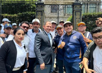 Manuel Merodio Reza, Secretario General del CONDDE, respalda la autonomía de la UAS; se unió al contingente que viajó a la CDMX