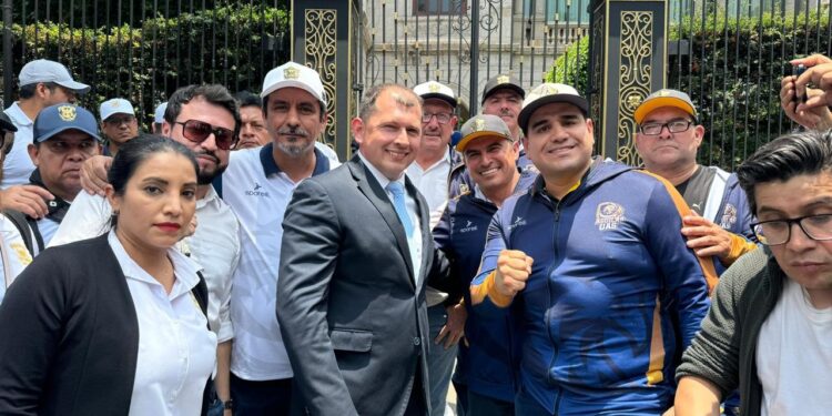 Manuel Merodio Reza, Secretario General del CONDDE, respalda la autonomía de la UAS; se unió al contingente que viajó a la CDMX