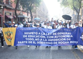 Manuel Merodio Reza, Secretario General del CONDDE, respalda la autonomía de la UAS; se unió al contingente que viajó a la CDMX