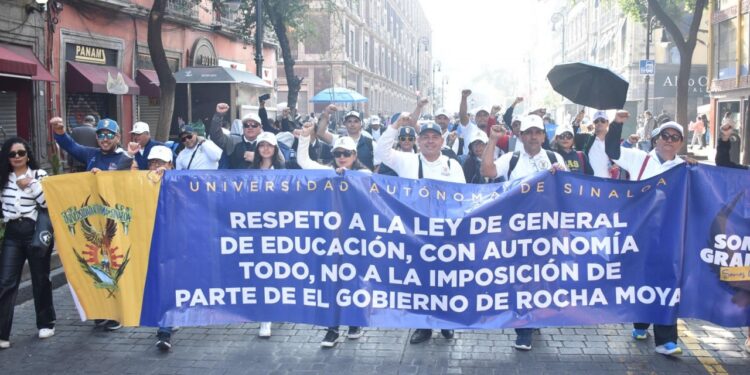 Manuel Merodio Reza, Secretario General del CONDDE, respalda la autonomía de la UAS; se unió al contingente que viajó a la CDMX