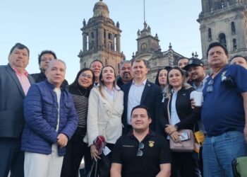 ¡Respaldo total! Universitarios arriban a la SEGOB manifestando su apoyo a Robespierre Lizárraga en la reunión que mantendrá con el Gobernador y la secretaria Luisa María Alcalde
