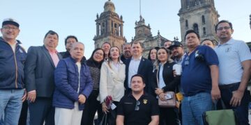 ¡Respaldo total! Universitarios arriban a la SEGOB manifestando su apoyo a Robespierre Lizárraga en la reunión que mantendrá con el Gobernador y la secretaria Luisa María Alcalde