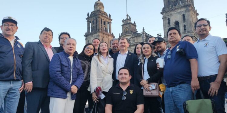 ¡Respaldo total! Universitarios arriban a la SEGOB manifestando su apoyo a Robespierre Lizárraga en la reunión que mantendrá con el Gobernador y la secretaria Luisa María Alcalde