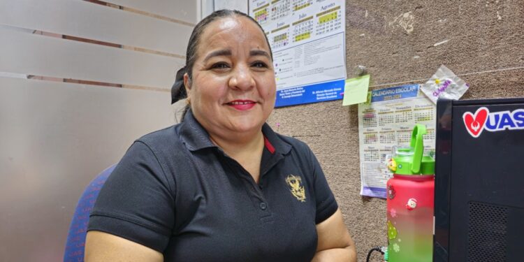 ¡Respaldo total! Universitarios arriban a la SEGOB manifestando su apoyo a Robespierre Lizárraga en la reunión que mantendrá con el Gobernador y la secretaria Luisa María Alcalde