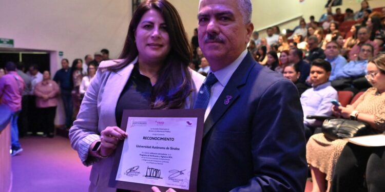 Por su contribución al fortalecimiento a la rendición de cuentas y acceso a la información, la UAS recibe de la CEAIP el Reconocimiento a la Transparencia en Sinaloa
