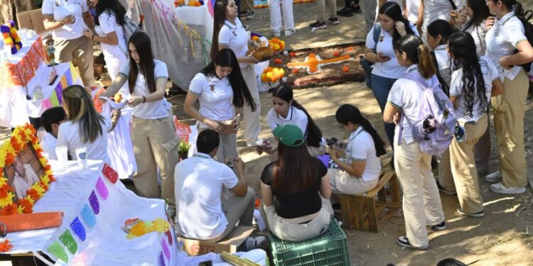 La Facultad de Ciencias de la Nutrición y Gastronomía de la UAS conmemora con altares, kermés y la exposición de las calaveritas el Día de Muertos