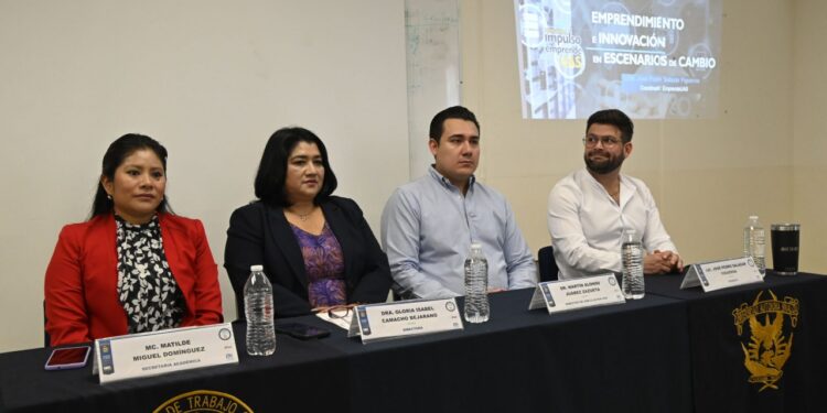 Llevan la conferencia “Emprendimiento e Innovación en Escenarios de Cambios”, a los alumnos de la Facultad de Trabajo Social Culiacán