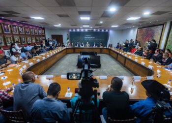 Rocha Moya entrega apoyos al gremio de músicos de Culiacán y Navolato