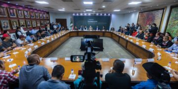 Rocha Moya entrega apoyos al gremio de músicos de Culiacán y Navolato