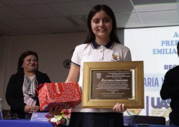 La Preparatoria Emiliano Zapata reconoce a la alumna María Victoria Sauceda Salmón, primer lugar del Concurso Nacional de Expresión Literaria