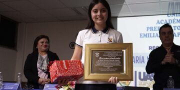 La Preparatoria Emiliano Zapata reconoce a la alumna María Victoria Sauceda Salmón, primer lugar del Concurso Nacional de Expresión Literaria