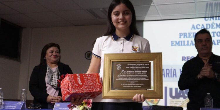 La Preparatoria Emiliano Zapata reconoce a la alumna María Victoria Sauceda Salmón, primer lugar del Concurso Nacional de Expresión Literaria