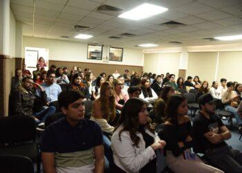 Orientan a 140 jóvenes que realizarán intercambio con otras universidades del país y del extranjero a través del programa Movilidad Estudiantil
