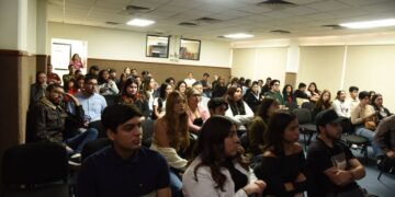 Orientan a 140 jóvenes que realizarán intercambio con otras universidades del país y del extranjero a través del programa Movilidad Estudiantil