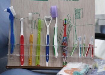 Elemental tener un cepillado adecuado de nuestros dientes para prevenir molestias y enfermedades futuras con una higiene bucal eficaz