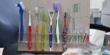 Elemental tener un cepillado adecuado de nuestros dientes para prevenir molestias y enfermedades futuras con una higiene bucal eficaz