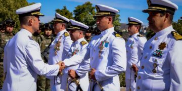 Rocha Moya asiste como invitado a la ceremonia de entrega-recepción del mando de armas de la Octava Zona Naval