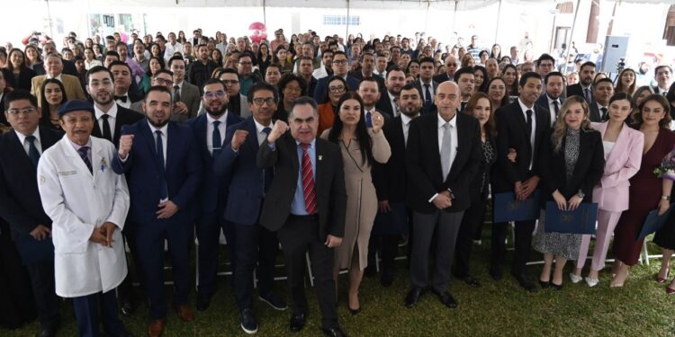 Con el orgullo de haberse formado en la UAS, egresan 54 médicos de 15 especialidades del Centro de Investigación y Docencia en Ciencias de la Salud (CIDOCS)