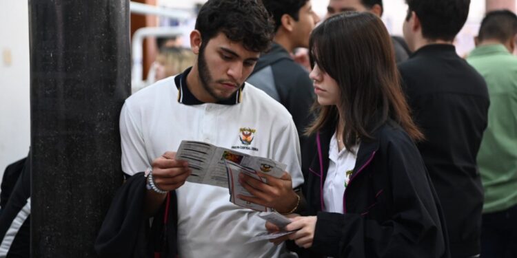 Estudiantes ponderan la pertinencia de la Muestra Profesiográfica UAS 2025 para que, de joven a joven, puedan conocer la oferta educativa