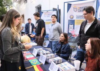 Estudiantes de licenciatura agradecen la oportunidad de participar en la Muestra Profesiográfica UAS 2025 y compartir de joven a joven la oferta educativa