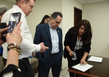 Jesús Madueña solicita formalmente ante la Secretaría del H. Consejo Universitario su deseo de reelegirse para continuar un periodo más al frente de la UAS