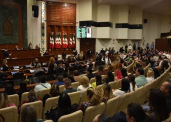 Atestigua la UAS entrega de la medalla de honor “Dra. Norma Corona Sapién 2025” a la activista y madre buscadora María Isabel Cruz Bernal