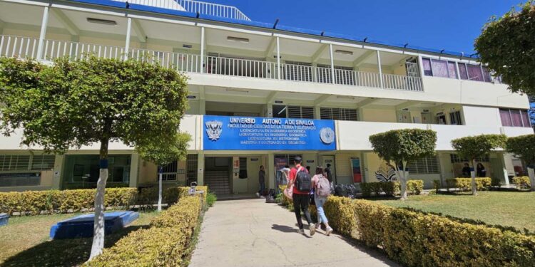 Aníbal Israel Arana, Director de la Facultad de Ciencias de la Tierra y el Espacio de la UAS, brinda a la comunidad su Segundo Informe de Labores