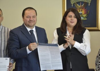 Por conducto de la Secretaria General, entrega el H. Consejo Universitario a la Comisión de Elecciones y Consultas de la UAS la Convocatoria para la elección de la persona Titular de la Rectoría periodo 2025-2029