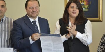 Por conducto de la Secretaria General, entrega el H. Consejo Universitario a la Comisión de Elecciones y Consultas de la UAS la Convocatoria para la elección de la persona Titular de la Rectoría periodo 2025-2029