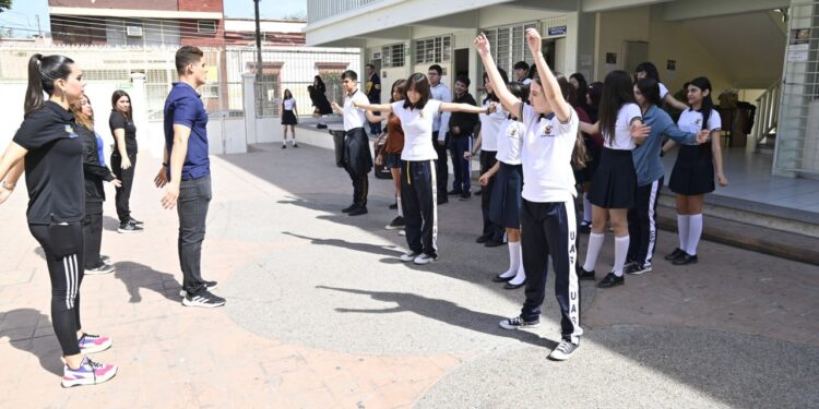 Lleva la Unidad de Bienestar Universitario el programa “Nutre-Muévete-Atrévete” a la Preparatoria Hermanos Flores Magón