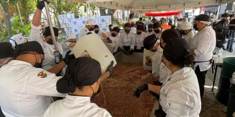 ¡Respaldo universitario! Jóvenes de la Licenciatura en Gastronomía de la UAS participan en “El Propinón”, preparando tres toneladas de ceviche